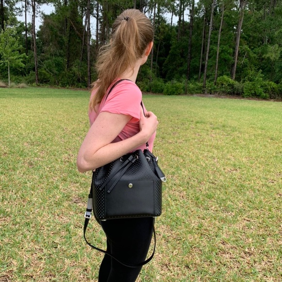 Michael Kors Greenwich Medium Bucket - Picture 2 of 9